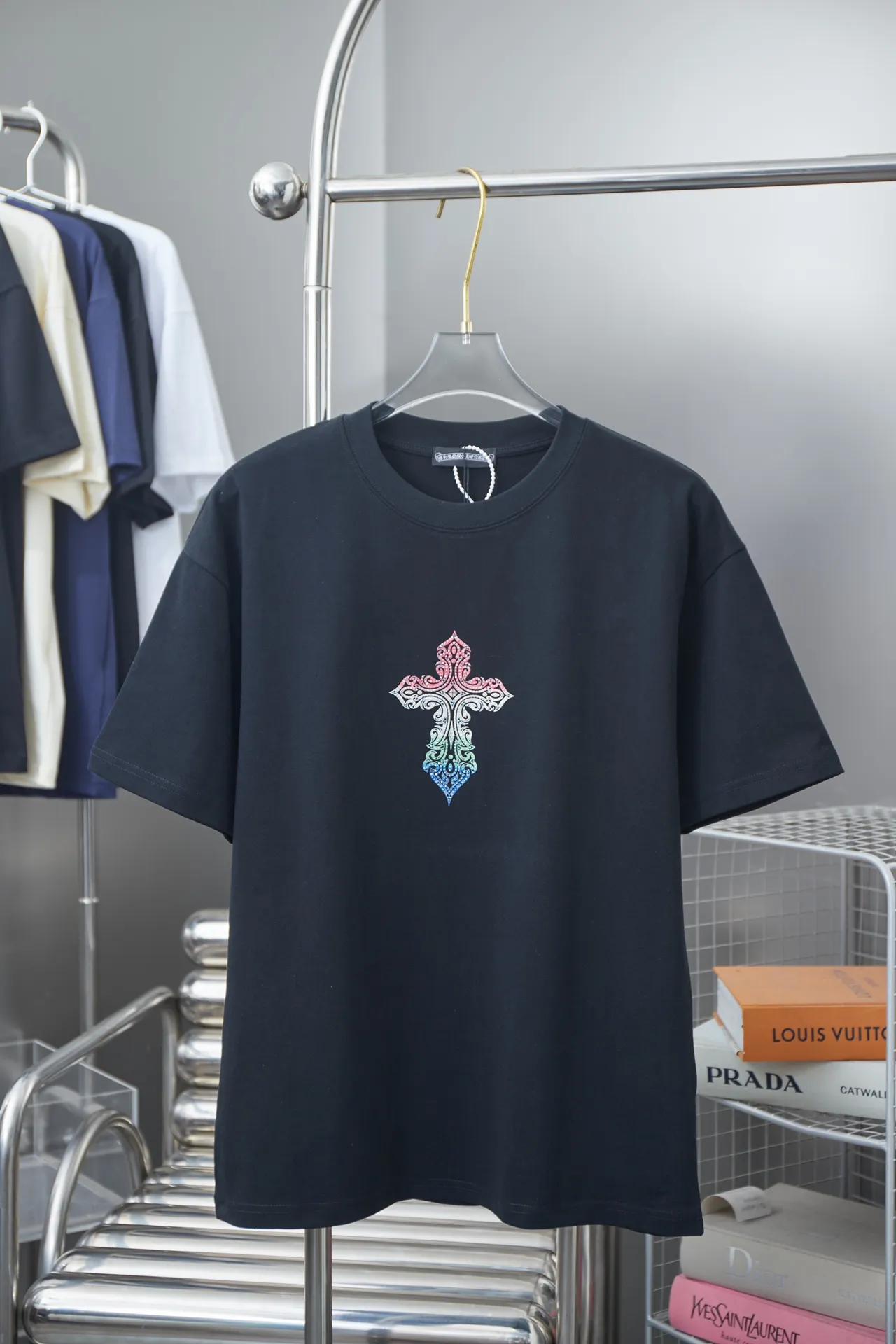 🅿️210 Ch*ome Hearte CH 25SS early spring new model, silicone printed hot diamond short sleeves, light luxury, essential item for daily commuting for men and women, correct version, welcome to compare, detailed features · 320g 100% pure cotton double yarn jersey fabric · Custom dyed in the same vat, special thickened 32 count double strand 1X1 thread · Digital direct printing cross✝️➕Imported Australian matte pearlescent diamonds➕Three-dimensional silicone heart pattern · Double-needle stitching across seams · Original main mark washed tag brand moisture-proof paper packaging Color: Black/White/Blue/Rose Size: S/M/L/XL